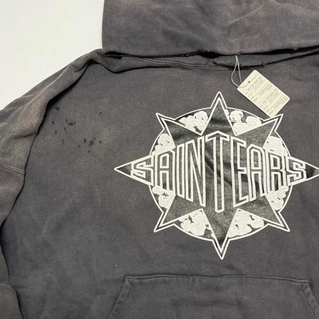 DENIM TEARS x SAINT Mxxxxxx SAINT TEARS Hoodie/BLK Five-pointed star cotton hole-in-the-dark distressed hoodie, washed black S-XL Assute dyeing, whole piece sprayed with horse fade/horse weight, co-branded main mark/cotton wash mark/cherub mark, many hanging holes on the front and rear panels, the original version has the same loose fit